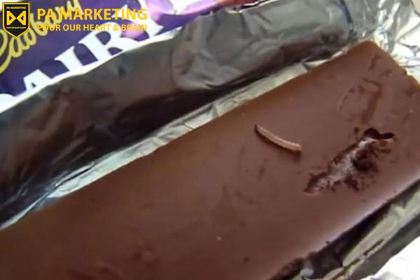 vu-viec-khung-hoang-truyen-thong-cua-cadbury-co-giun-trong-chocolate
